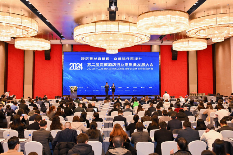 问界M9亮相西部酒店发展大会“招招出行”引领高端商务出行新风向(图2)