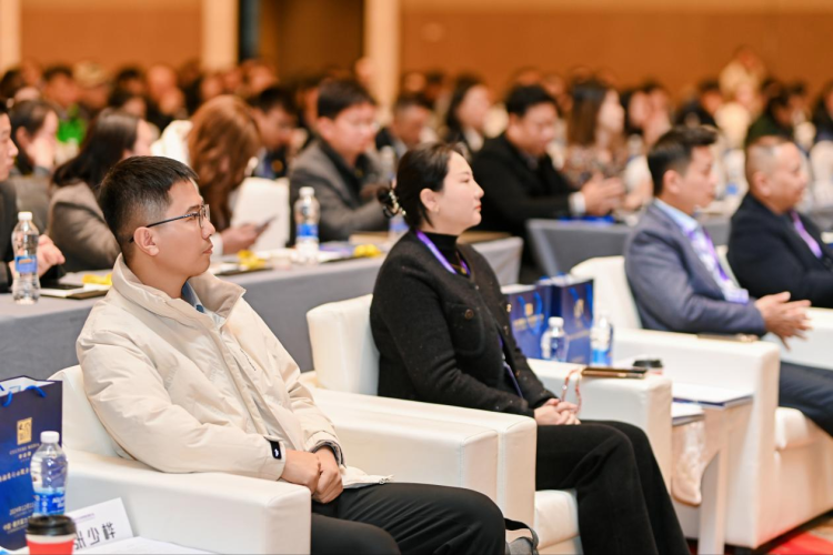问界M9亮相西部酒店发展大会“招招出行”引领高端商务出行新风向(图3)