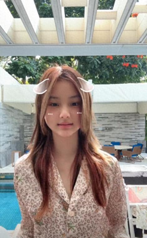 李小璐女儿跳舞视频曝光12岁甜馨五官像贾乃亮海南度假很惬意 活泼开朗展才艺(图1)