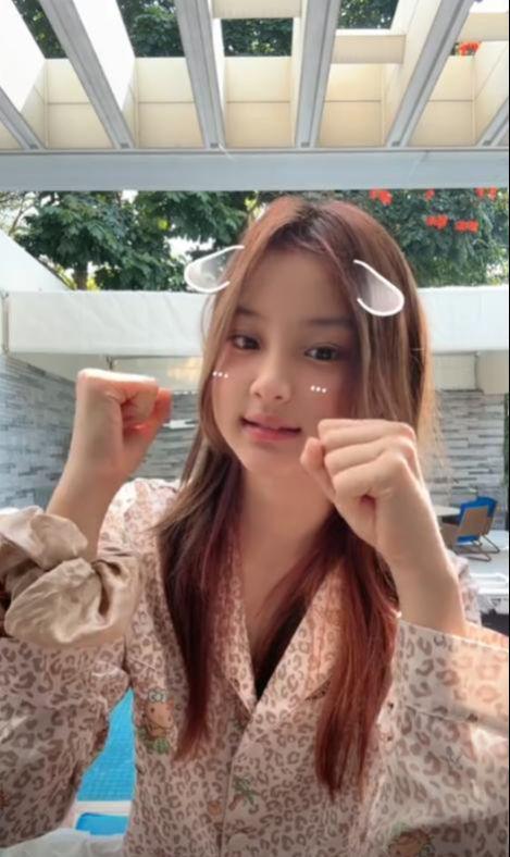 李小璐女儿跳舞视频曝光12岁甜馨五官像贾乃亮海南度假很惬意 活泼开朗展才艺(图2)