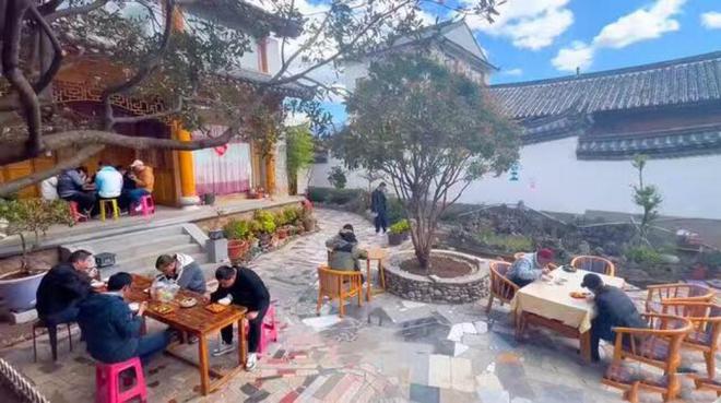 九游娱乐网址：退休后最舒服的旅游方式不是自驾不是跟团而是这种(图2)