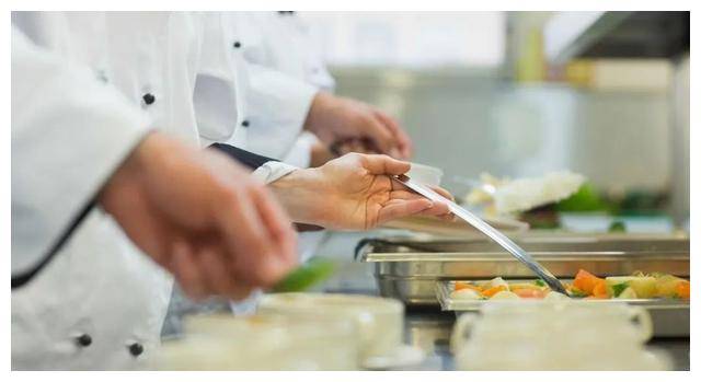 几十年前国营大饭店的菜单你当年的收入能不能消费得起？(图2)